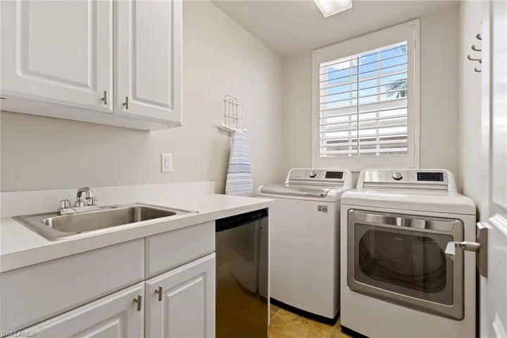 417  4th S AVE, Naples, FL 34102