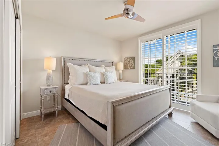 417  4th S AVE, Naples, FL 34102
