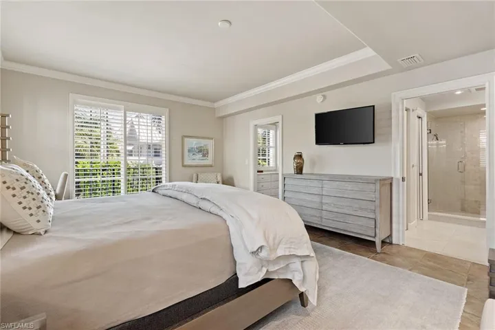 417  4th S AVE, Naples, FL 34102