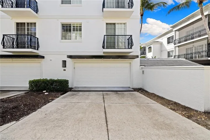 417  4th S AVE, Naples, FL 34102