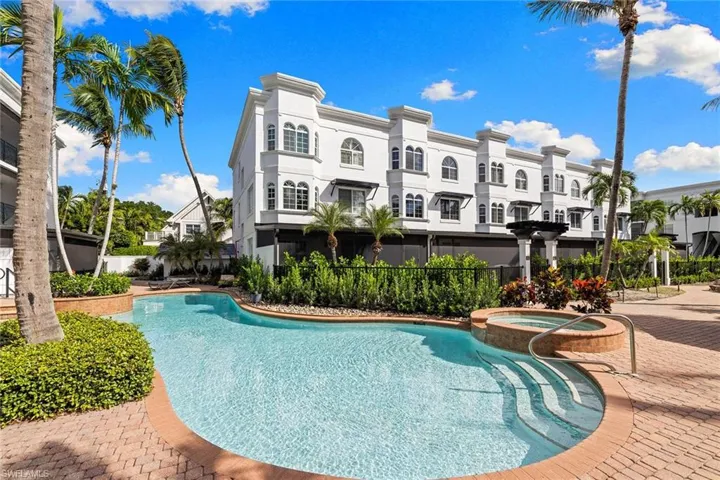 417  4th S AVE, Naples, FL 34102