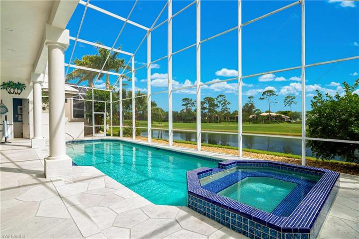 Large pool/spa overlooking golf/lake