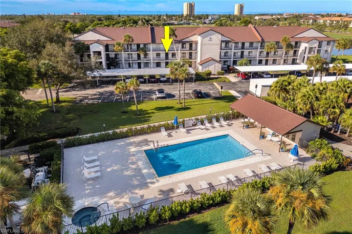 Bird's eye view of a pool area and apartment complex / building