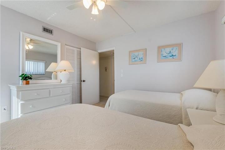 Guest room with Walk in closet