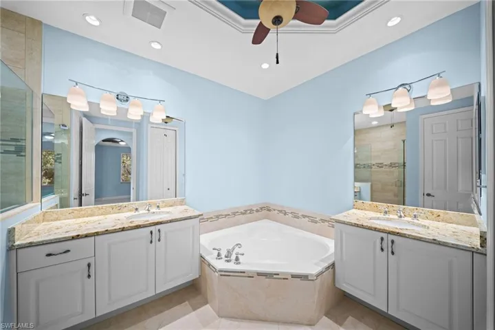 1405 Mariposa Cir 11202, Naples, Florida 34105