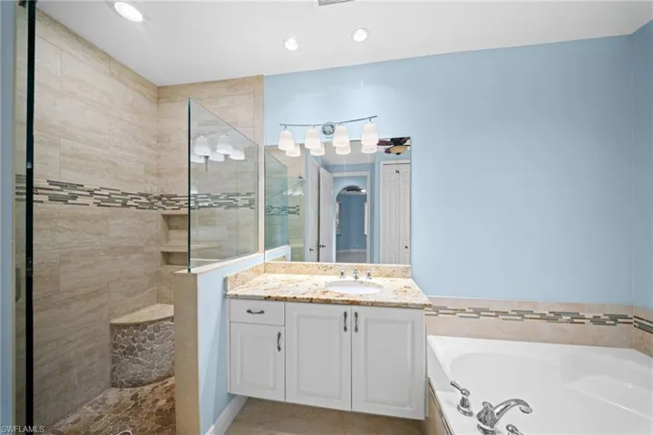 1405 Mariposa Cir 11202, Naples, Florida 34105
