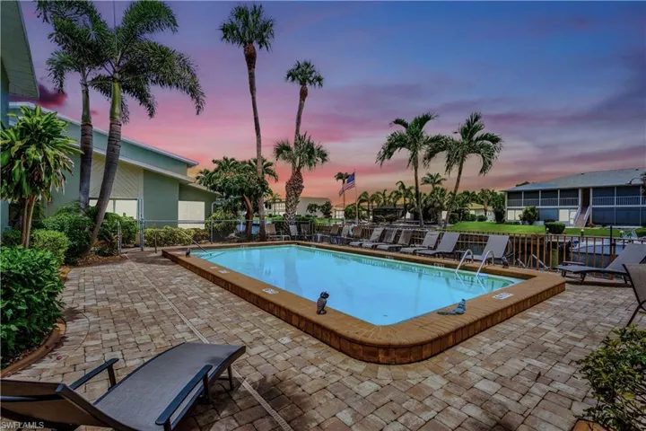 You’re just a short drive to WHITE-SANDBEACHES like SANIBEL (the World's Capital ofSHELLING!), CAPTIVA, FORT MYERS BEACH