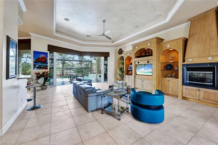 Large Spacious Family Room