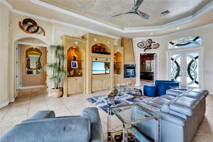 Large Spacious Family Room