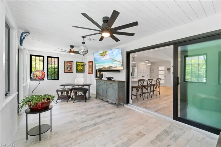 Sunroom / solarium with ceiling fan