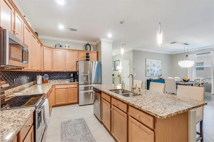 Heated, Salt-water pool - LARGE screened Lanai