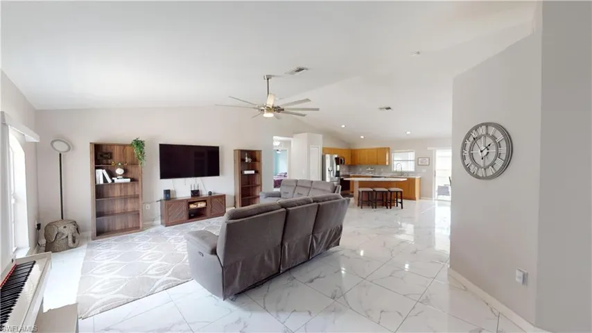Living Room/Entry
