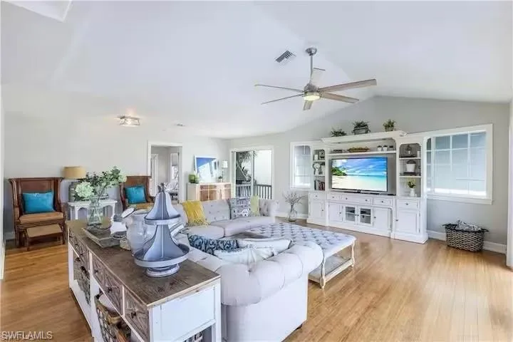 437 Trade Winds Ave, Naples, Florida 34108