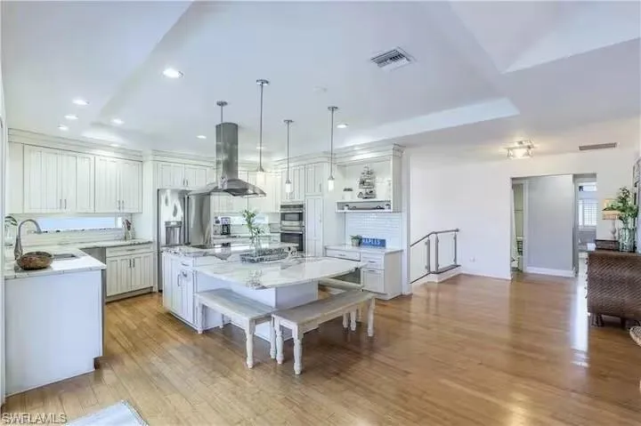 437 Trade Winds Ave, Naples, Florida 34108