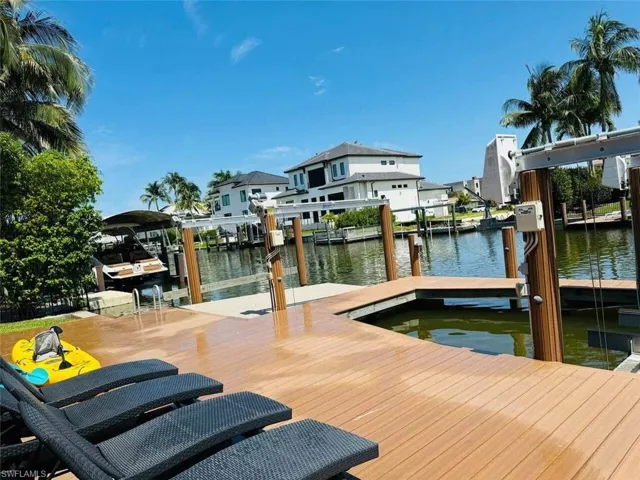 437 Trade Winds Ave, Naples, Florida 34108