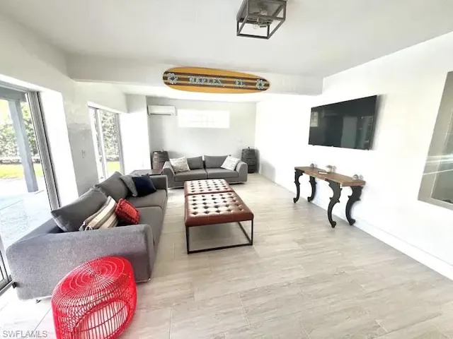 437 Trade Winds Ave, Naples, Florida 34108