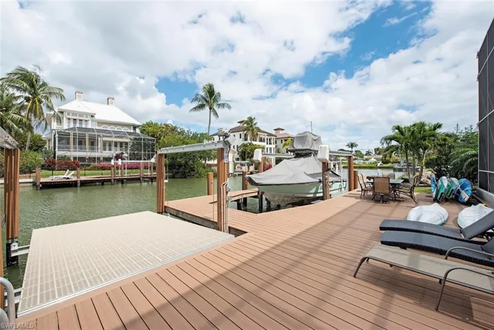 437 Trade Winds Ave, Naples, Florida 34108