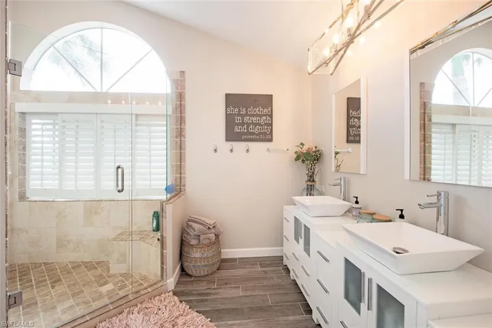 437 Trade Winds Ave, Naples, Florida 34108