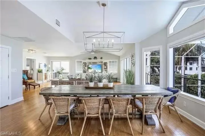 437 Trade Winds Ave, Naples, Florida 34108