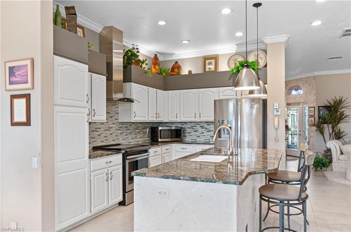 KITCHEN WITH ISLAND