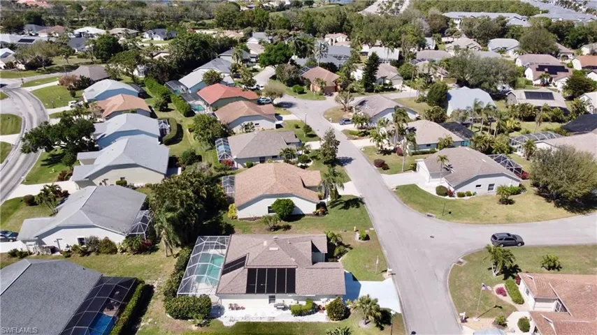 Birds eye view of property featuring a residential view