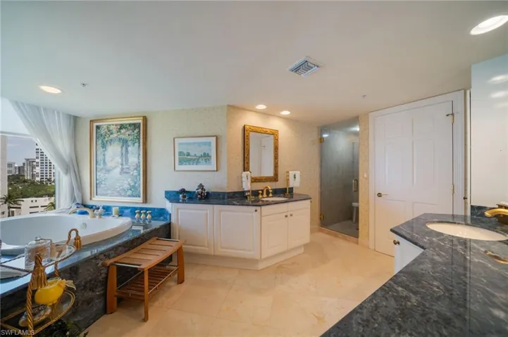 Expansive primary bath