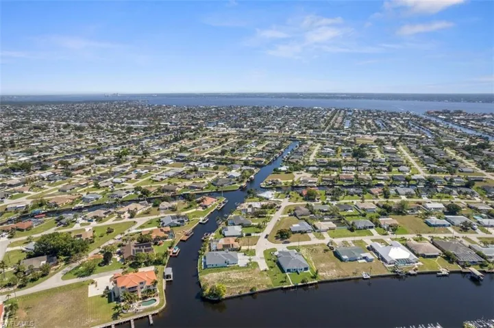 Bird's eye view featuring a residential view and a water view