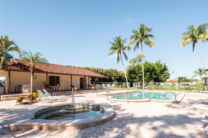 2065 Pine Isle LN # 2065, NAPLES FL 34112