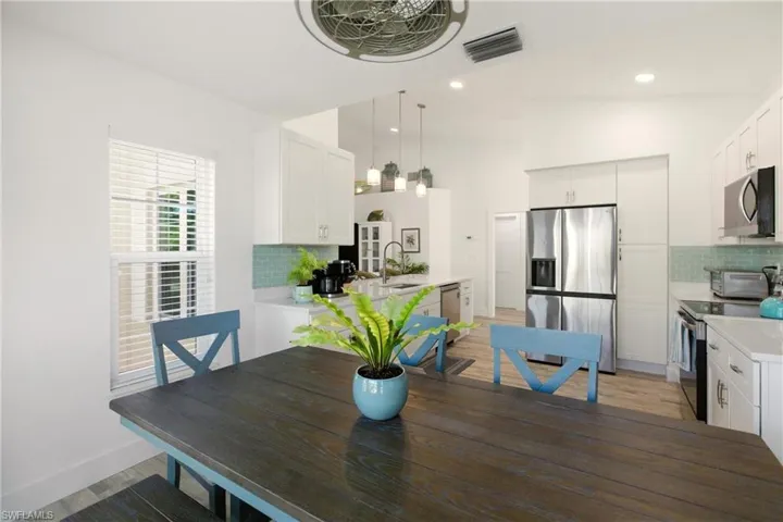 688  Wiggins Lake  DR, Naples, FL 34110