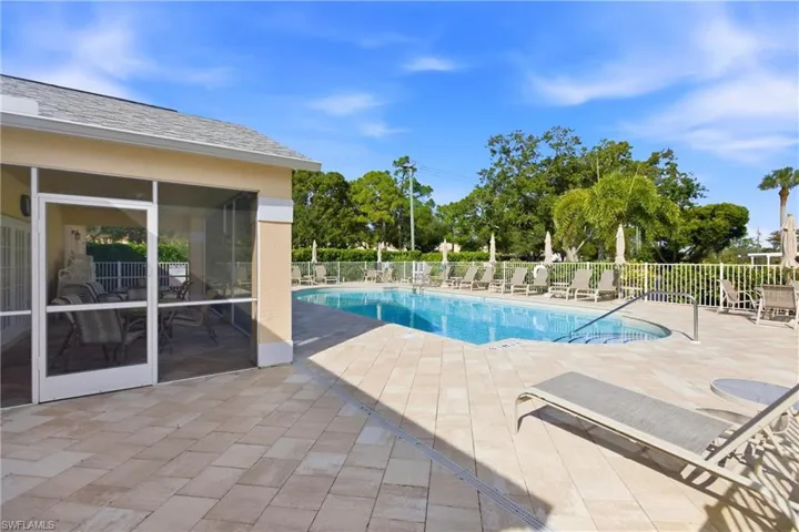 688  Wiggins Lake  DR, Naples, FL 34110