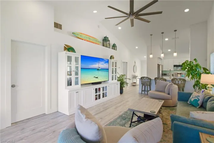 688  Wiggins Lake  DR, Naples, FL 34110