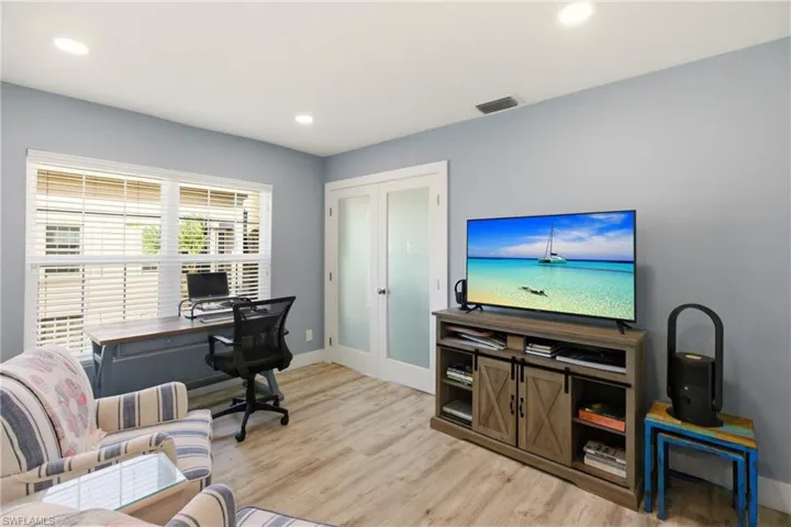 688  Wiggins Lake  DR, Naples, FL 34110