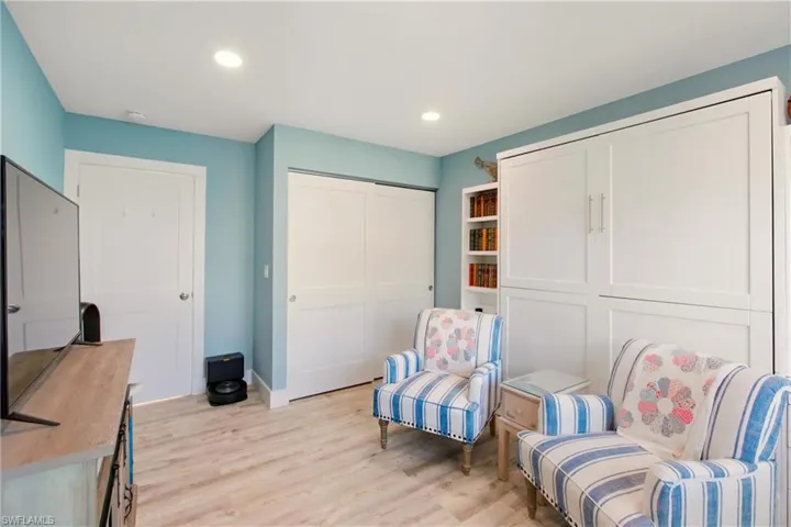 688  Wiggins Lake  DR, Naples, FL 34110