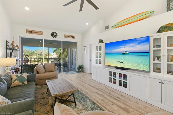 688  Wiggins Lake  DR, Naples, FL 34110