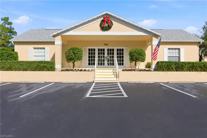 688  Wiggins Lake  DR, Naples, FL 34110