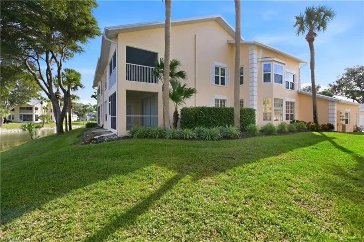 688  Wiggins Lake  DR, Naples, FL 34110