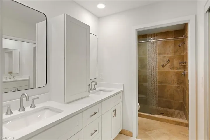 688  Wiggins Lake  DR, Naples, FL 34110