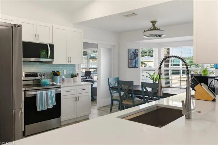 688  Wiggins Lake  DR, Naples, FL 34110