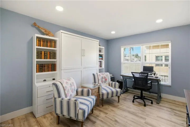 688  Wiggins Lake  DR, Naples, FL 34110