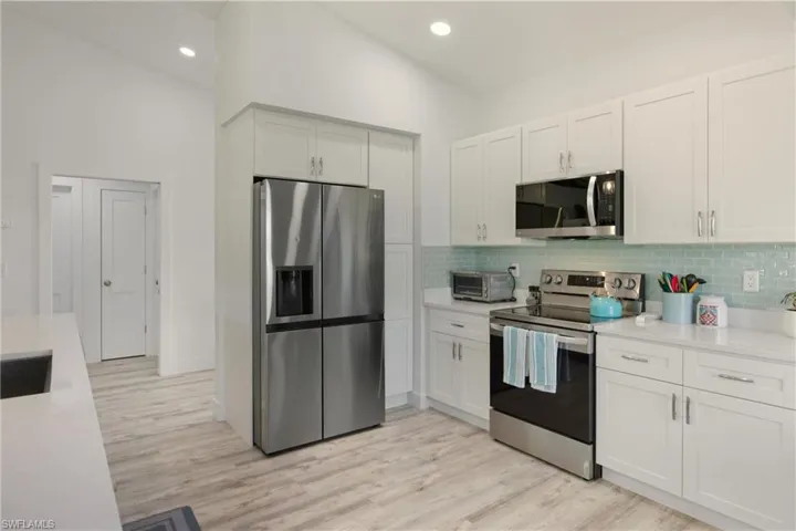 688  Wiggins Lake  DR, Naples, FL 34110