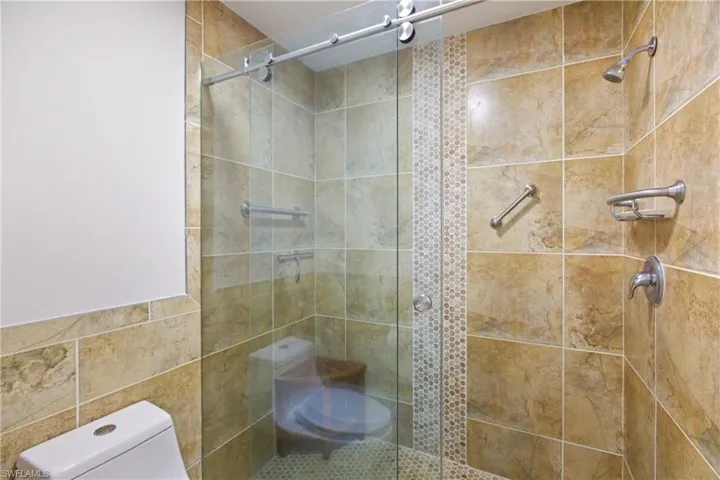 688  Wiggins Lake  DR, Naples, FL 34110