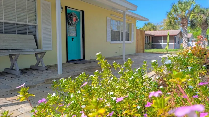 Doorway to property with a patio area and stucco siding