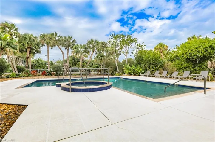 Combined pool / hot tub with a patio area