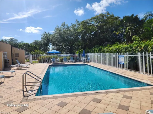 601  Windsor  SQ, Naples, FL 34104