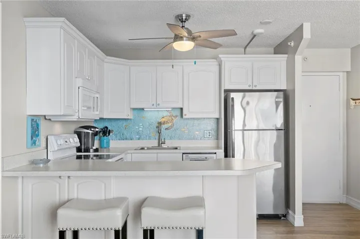 Kitchen - notice artwork as backsplash