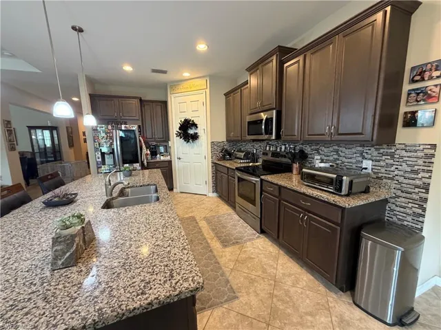 3115 Amadora Cir, Cape Coral, Florida 33909