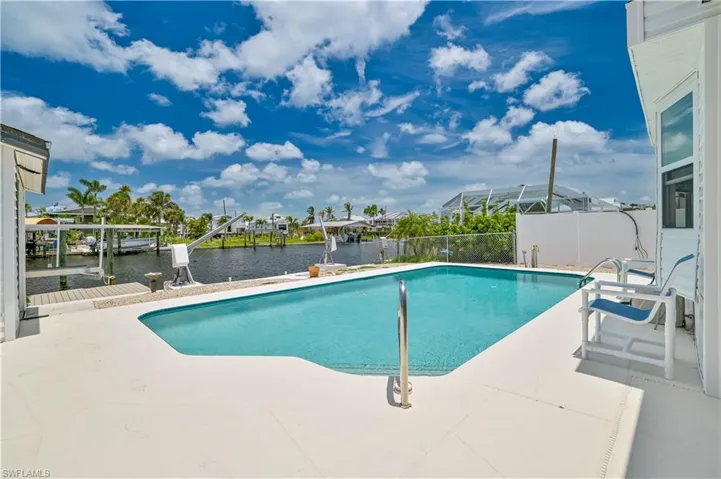 Relaxing pool and plenty of room for sunbathing !!