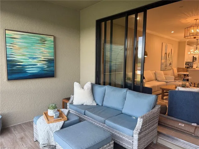 Private screened lanai