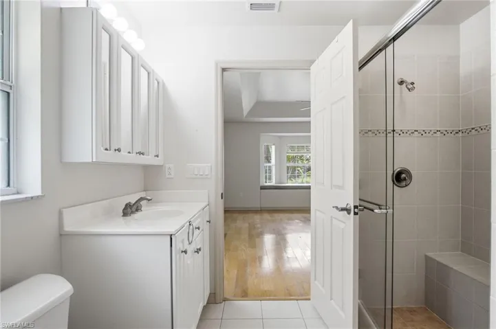 REAR HOUSE: EN-SUITE PRIMARY BATH