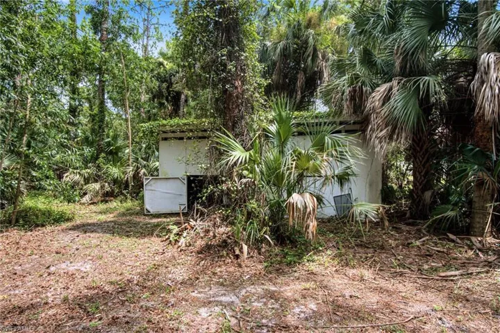 SHED/BARN PREVIOUSLY USED FOR HORSES! ENDLESS OPPORTUNITIES!